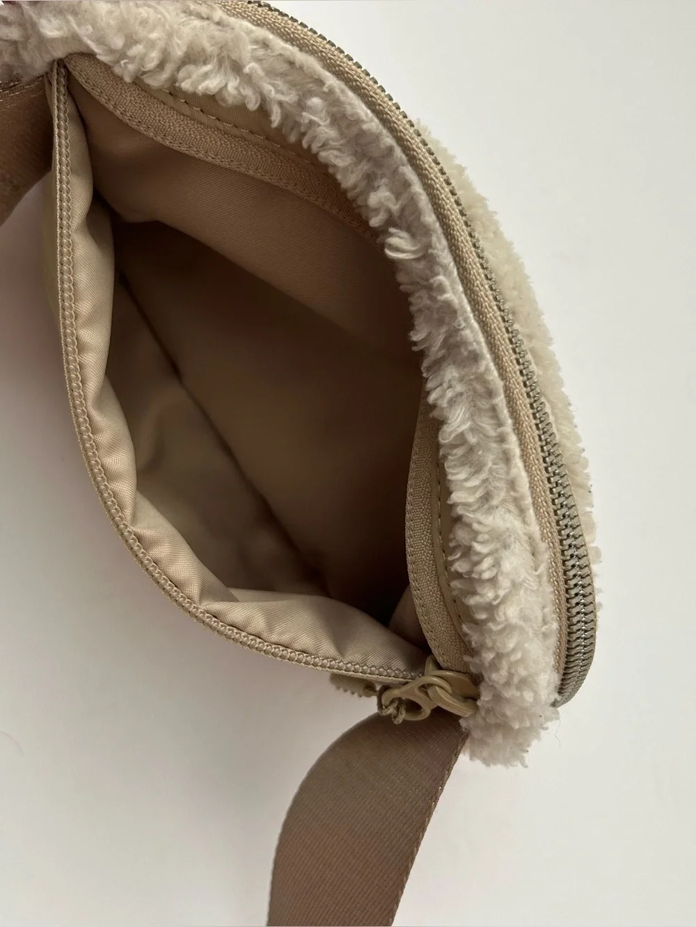 Lululemon Everywhere Belt Bag Fanny Pack Fuzzy Fleece Sherpa Cream Ivory Silver